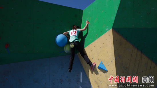 图为第十三届全国运动会群众比赛攀岩贵州省选拔赛暨贵州省首届攀岩运动锦标赛选手竞技场景。王林成 摄
