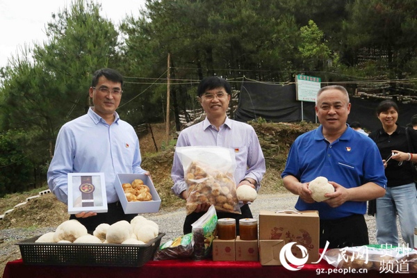 梁贵友(中间)一行推介当地农产品。
