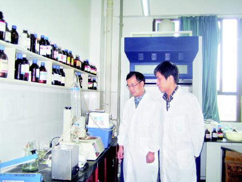 中国侨网沈祥春在实验室进行分离提取。