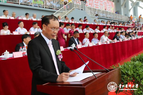 出席揭牌仪式的领导和来宾们有中国工程院院士、贵州医科大学名誉校长钟南山,省人大常委会副主任周忠良, 省人民政府副省长陈鸣明,省人民政府副省长何力,省政协副主席孔令中,省人大常委会原副主任司徒桂美,教育部全国高校设置评议委员会委员、高教司原司长、评估中心原主任刘凤泰,中华医学会副会长祁国明,省人民政府副秘书长张玉广,省人民政府副秘书长潘小林,省教育厅厅长霍健康,省科技厅厅长陈坚,省卫生和计划生育委员会主任王忠,省机构编制委员会办公室巡视员曲鹏,当代贵州期刊传媒集团党委书记、董事长、社长赵宇飞,省政协文化