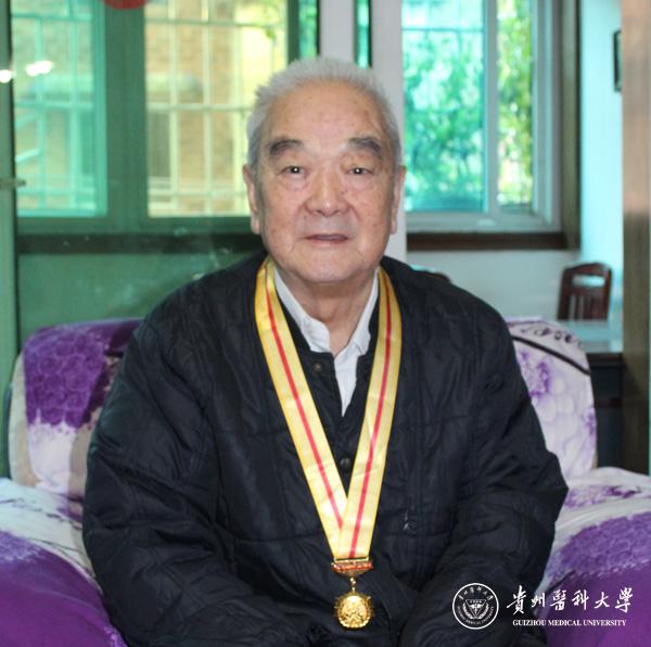 我校抗战离休老干部白国瑛(原贵阳医学院组织部部长,87岁)