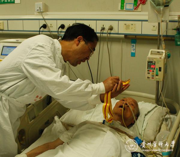探视我校抗战离休老干部宋国彦(原贵阳医学院院办主任,90岁)