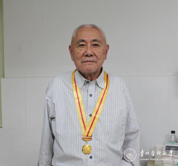 我校抗战离休老干部田野(原贵阳医学院医疗系总支书记,88岁)