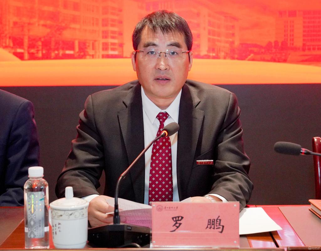 开班仪式由校党委副书记,校长罗鹏主持.