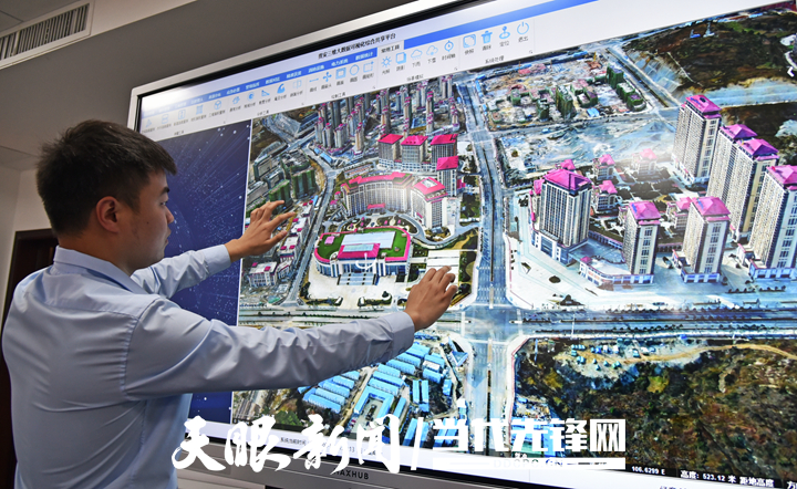 1650845771134083.jpg 贵安数字经济产业园贵州信鸽科技有限公司工作人员正在展示三维大数据可视化综合共享平台。贵州日报天眼新闻记者 谢佳杰 摄.jpg