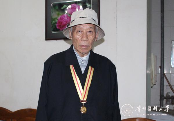 我校抗战离休老干部丁宜国(原贵阳医学院基础部总支书记,87岁)