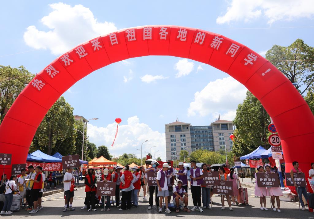 我校领导检查指导开学迎新工作并慰问师生-贵州医科大学