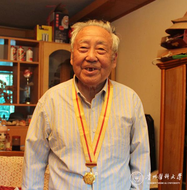 我校抗战离休老干部夏炳南(原贵阳医学院基础部主任,88岁)