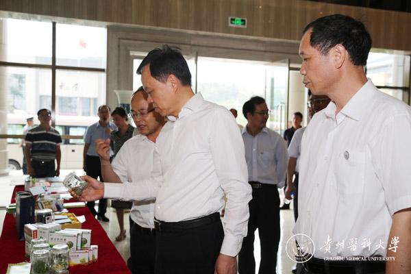 参观我校发展大健康宣传展示